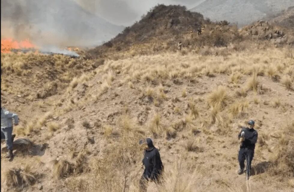 Se complica la situación en Valle Fértil: el fuego sigue avanzando y piden el helicóptero hidrante