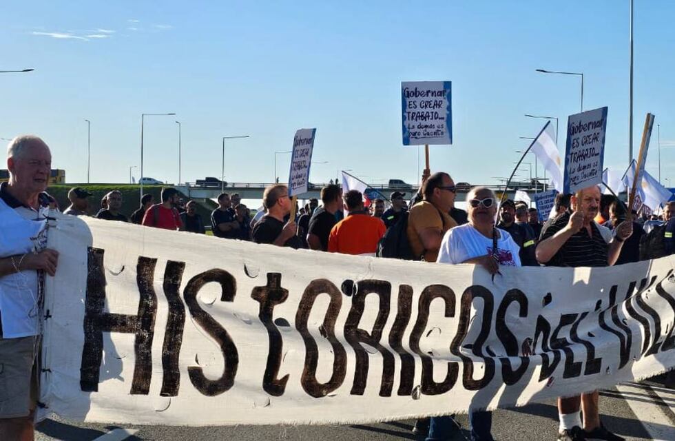 Autopista Rosario-Buenos Aires: personal de Acindar cortó el tránsito en protesta