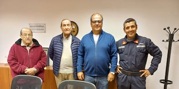 El Club Cazadores Tres Arroyos entregó dos radios base a los Bomberos Voluntarios de la ciudad