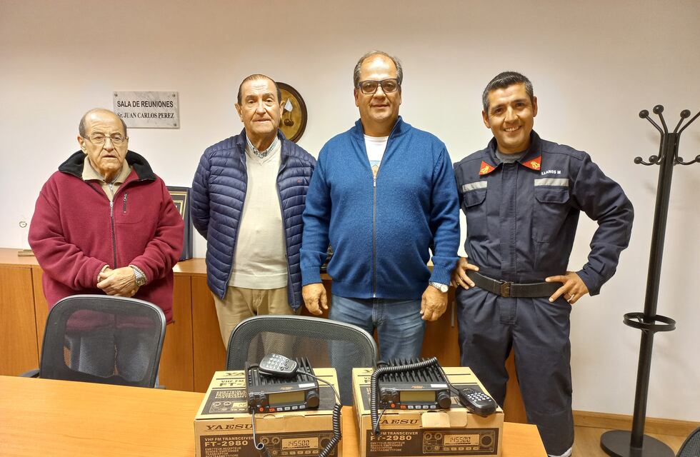 El Club Cazadores Tres Arroyos entregó dos radios base a los Bomberos Voluntarios de la ciudad