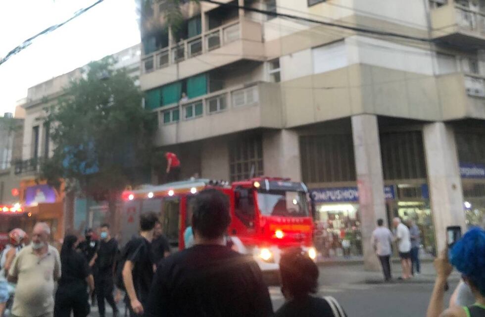 Auxiliaron en el incendio de un departamento de Rosario a un hombre y su perro