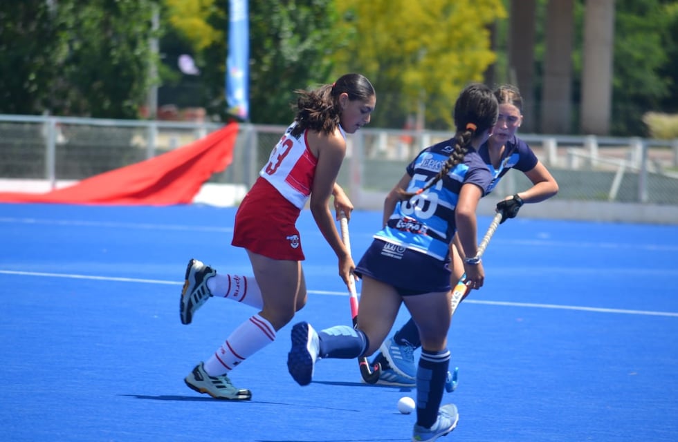 Mara Reano finalista del Clausura y Campeona del Regional Sub-14 de hockey con Universitario de Córdoba