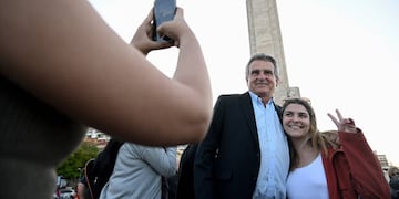 Dirigentes y militantes marcharon hacia el Monumento Nacional a la Bandera.