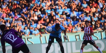 Jara marca su tanto 13° en el torneo de cabeza. (Javier Ferreyra / La Voz)