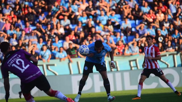 Jara marca su tanto 13° en el torneo de cabeza. (Javier Ferreyra / La Voz)