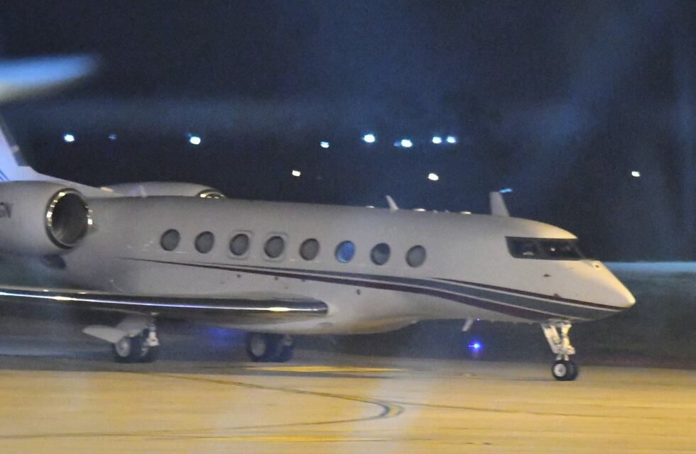 Una dupla cordobesa “maneja” el avión de Lionel Messi y reveló cómo es y cuánto sale viajar en la aeronave