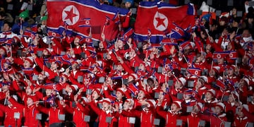 Animadoras norcoreanas ondean banderas de su país en febrero de 2018, en Pyeongchang, Corea del Norte, durante la ceremonia de inauguración de los Juegos Olímpicos de invierno (Foto: Mike Egerton/Press Association/DPA)