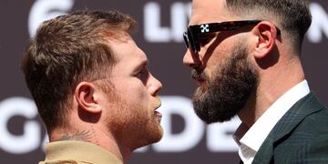 Canelo Álvarez y Caleb Plant se enfrentaron en una conferencia de prensa que promocionaba su pelea.