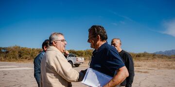 Amplían el aeródromo de Londres para operar con más vuelos y apuntalar el turismo y la minería.