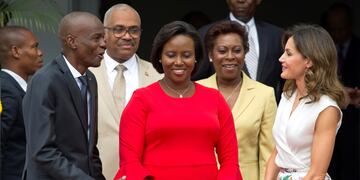 Tras el asesinato del presidente de Haití, Jovenel Moise (i), desmienten la muerte de la primera dama, Martine Moise.