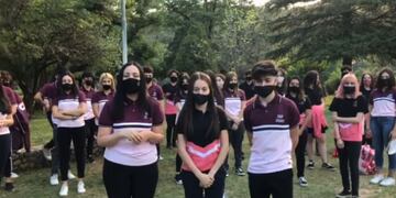 Grupo de estudiantes de sexto año del Instituto Sagrada Familia de Cosquín en reclamo por un acto "presencial" de fin de curso. (Foto: captura / video gentileza Roxana Fichtenberg).