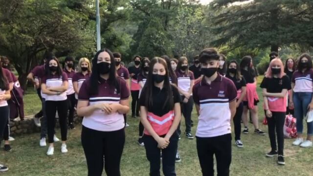 Grupo de estudiantes de sexto año del Instituto Sagrada Familia de Cosquín en reclamo por un acto "presencial" de fin de curso. (Foto: captura / video gentileza Roxana Fichtenberg).