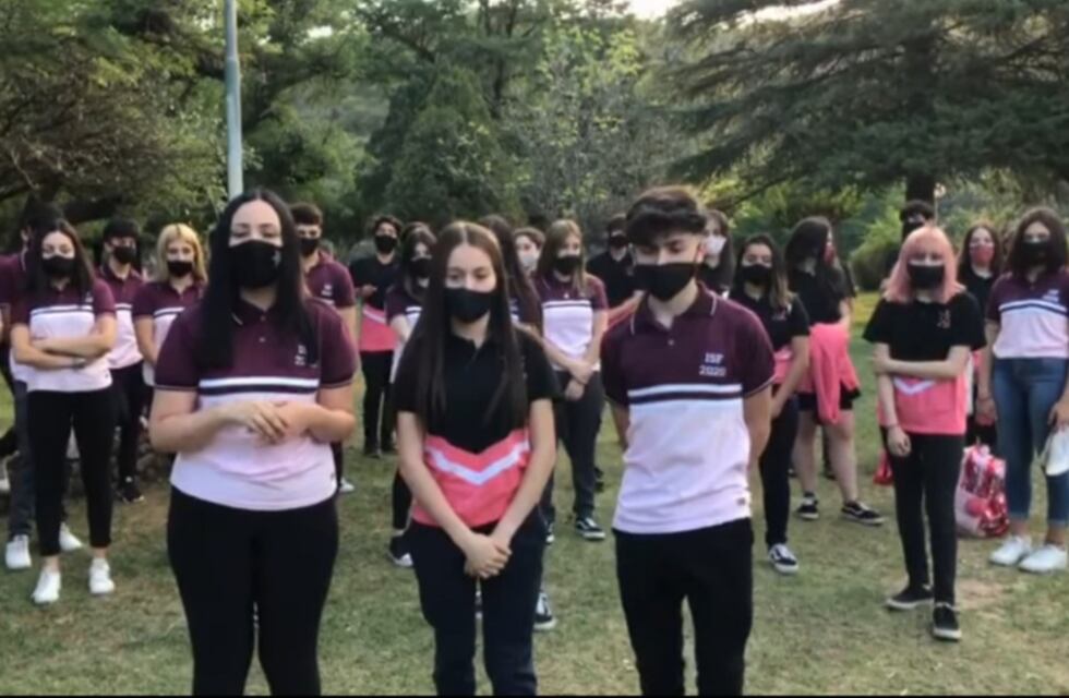Familias y alumnos de una escuela de Cosquín exigen tener su acto “presencial” de fin de curso