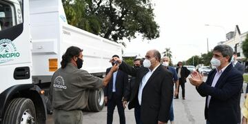El gobernador entregó camiones recolectores en Lules.