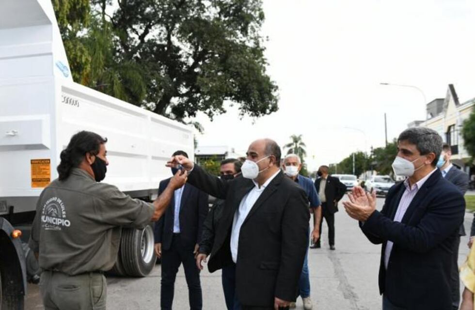 Manzur entregó dos camiones recolectores en Lules