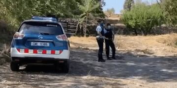 La mujer fue prendida fuego y abandonada en un matorral.
