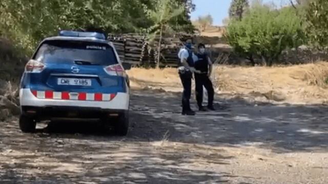 La mujer fue prendida fuego y abandonada en un matorral.