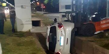 El Peugeot 208 terminó dentro del canal en avenida Libertador Norte de Alvear. Foto Alvear Hoy