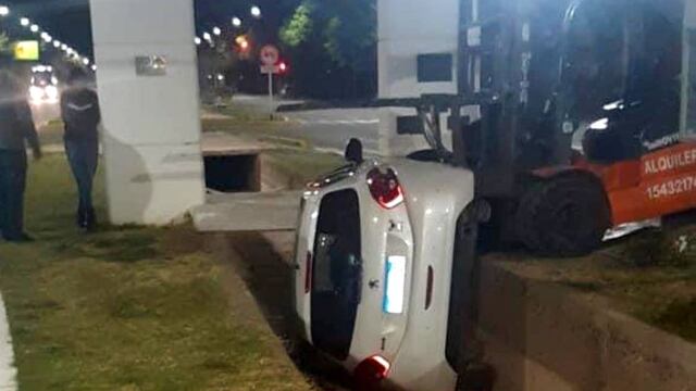 El Peugeot 208 terminó dentro del canal en avenida Libertador Norte de Alvear. Foto Alvear Hoy
