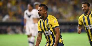 Cristian Báez abrió el marcador para Rosario Central ante Vélez.