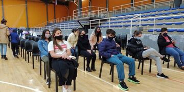 Fila de los menores para ser inmunizados.