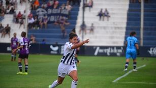 Talleres goleó 5-1 y jugará la final por el ascenso a Primera en fútbol femenino (Nicolás Bravo / La Voz)