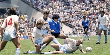 En poco más de 10 segundos, Maradona recorrió 52 metros, gambeteó a cinco rivales y marcó "el gol del siglo".