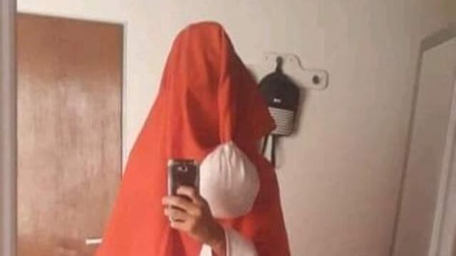 El joven se sacó una selfie con el gorro de Papá Noel