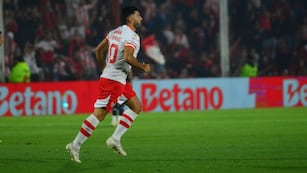 Antes de ingresar, había cruzado insultos con plateistas. El "Chino" Romero volvió para ser feliz, e Instituto también lo es.