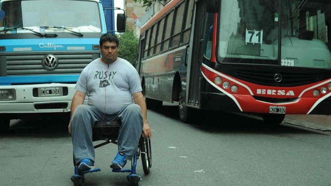 Marcos, quien muchas veces tiene que transitar por la calle ante las veredas rotas. (Archivo / La Voz)