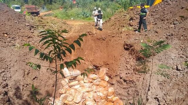 Vecinos de Puerto Iguazú desenterraron cajas de pollo que Prefectura había decomisado hace tres días