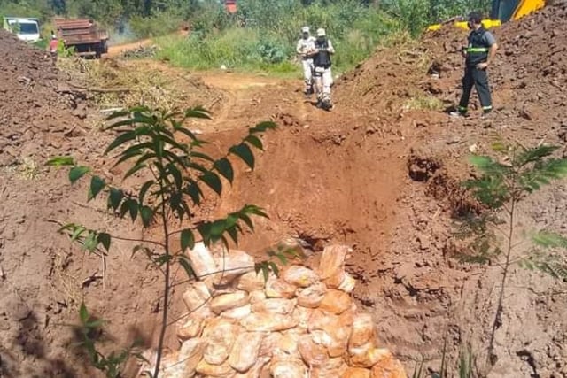 Vecinos de Puerto Iguazú desenterraron cajas de pollo que Prefectura había decomisado hace tres días