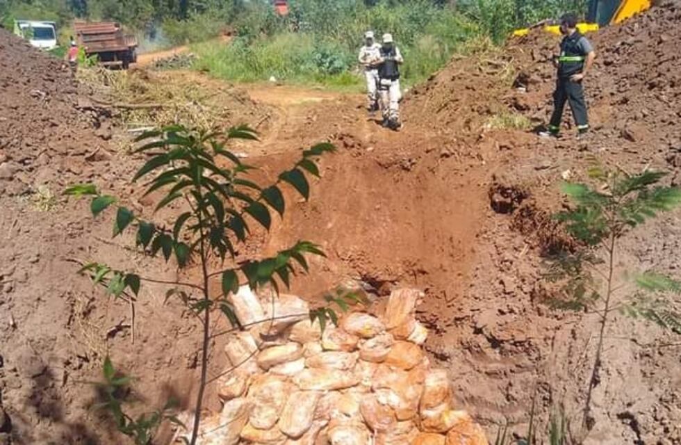 Vecinos de Puerto Iguazú desenterraron cajas de pollo que Prefectura había decomisado hace tres días