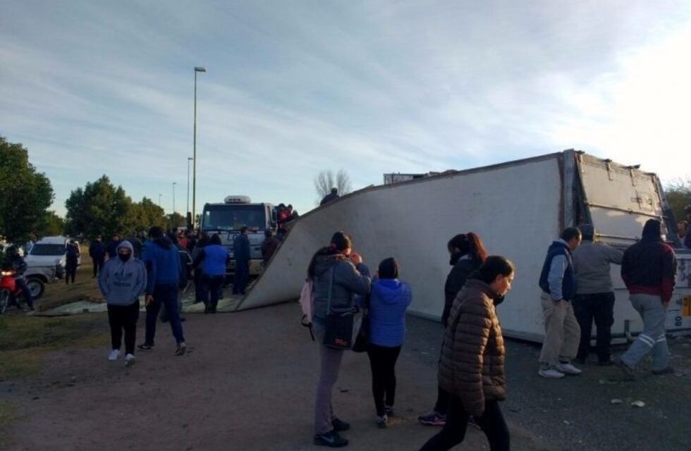 Un camión que transportaba medias reses volcó y la gente se las llevó