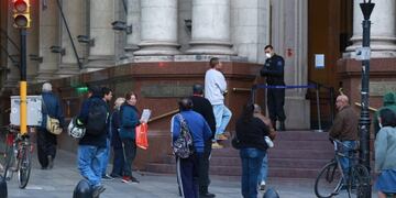 Reapertura de bancos en Mendoza\u002E Largas filas en bancos coronavirus\u002E