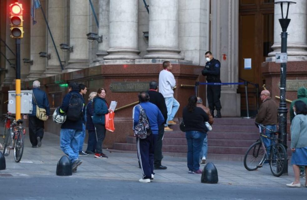 Apertura de bancos: largas filas para cobrar desde la madrugada en Mendoza