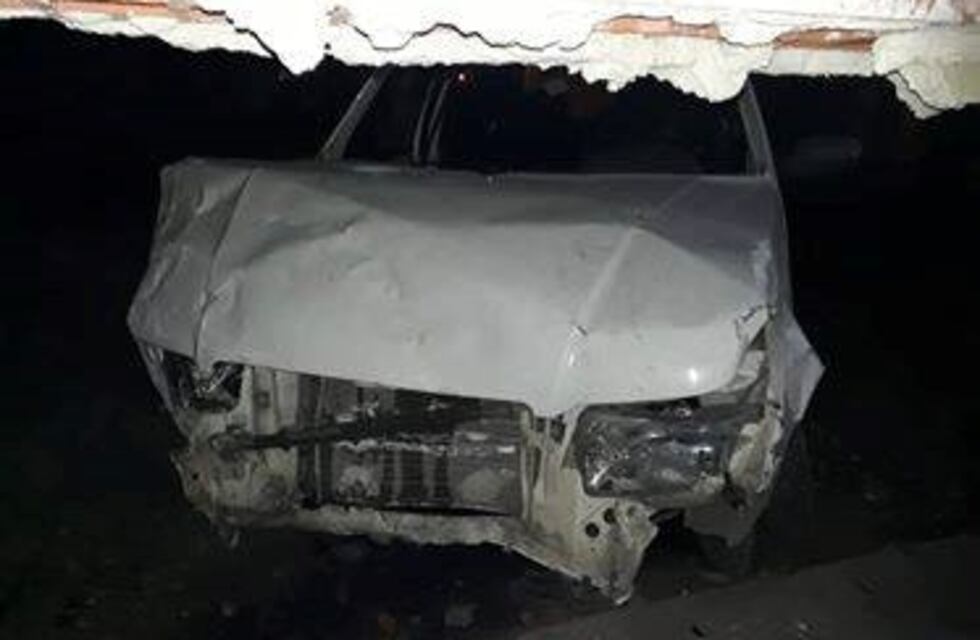 Un auto se incrustó en una casa de barrio Florida y provocó innumerables destrozos