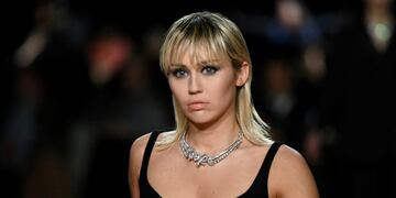 Miley Cyrus presents a creation from the Marc Jacobs Fall/Winter 2020 collection during New York Fashion Week in New York, U\u002ES\u002E, February 12, 2020\u002E Picture taken February 12, 2020\u002E REUTERS/Idris Solomon