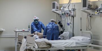 Enfermeros realizan un control a enfermos de covid-19 en el Hospital del Bicentenario de Esteban Echeverria el 30 de julio de 2020, en Buenos Aires (Argentina). (Foto: EFE/ Juan Ignacio Roncoroni)