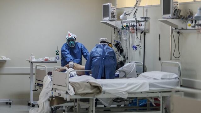 Enfermeros realizan un control a enfermos de covid-19 en el Hospital del Bicentenario de Esteban Echeverria el 30 de julio de 2020, en Buenos Aires (Argentina). (Foto: EFE/ Juan Ignacio Roncoroni)