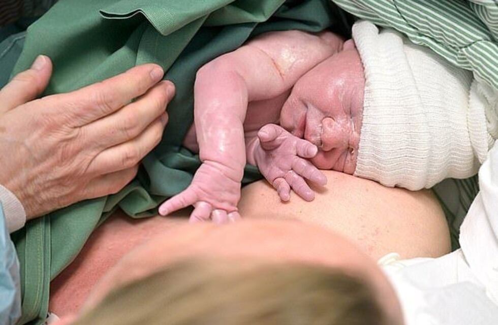 Fue trasplantada de útero por un robot hace dos años y ahora dio a luz a un bebé