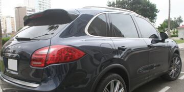 El personal policial ordenó que el conductor, Cheng Zheng (43) bajara de la camioneta Porsche Cayenne, la cual es robada\u002E