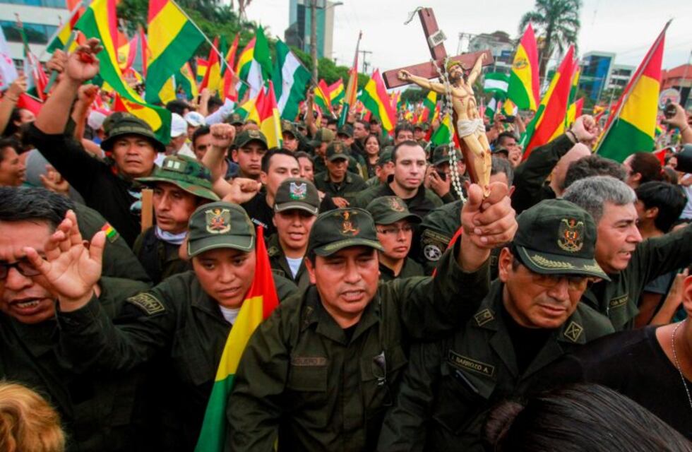 Tras la renuncia de Evo Morales, los manifestantes de ambos lados protestan en las calles