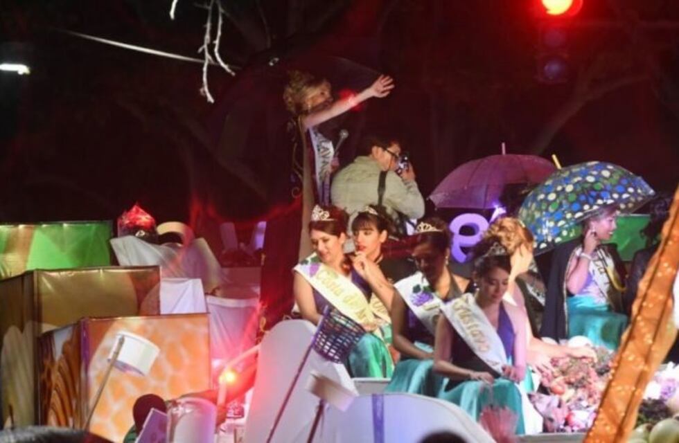 Pese a la llovizna, miles de mendocinos y turistas disfrutaron de la Vía Blanca