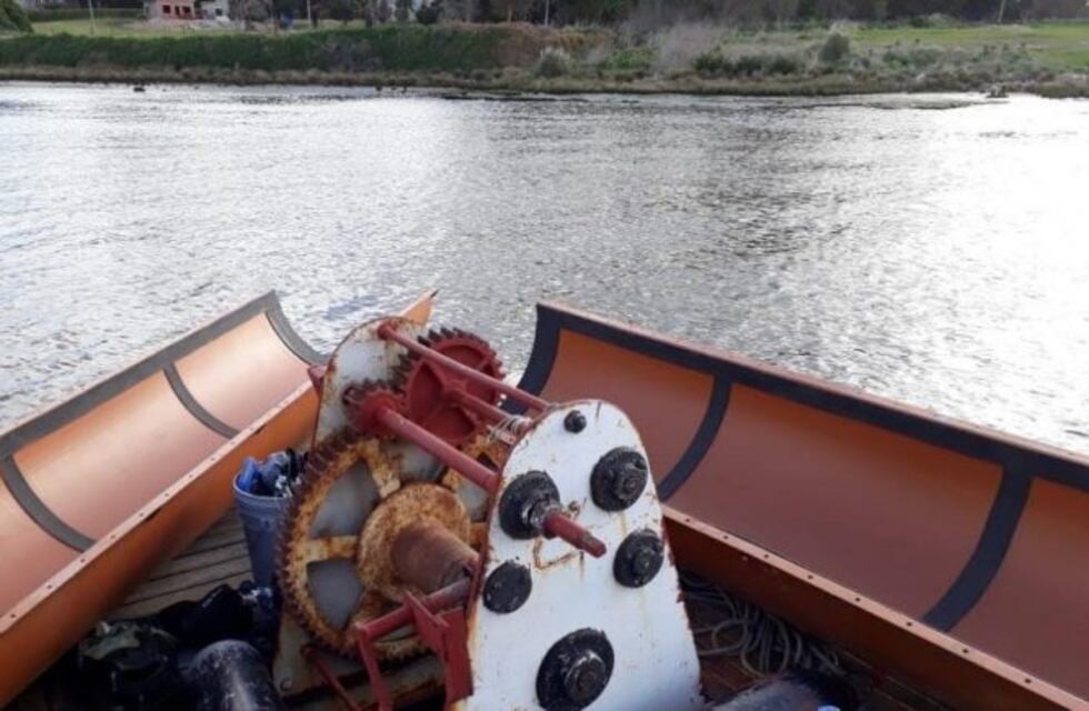 Arreglan nueva pérdida en el caño subfluvial que cruza el Río Quequén