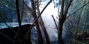 Dos viviendas quedaron destruidas luego de un incendio en Avenida del Rosario y Circunvalación\u002E (@joreduperez)