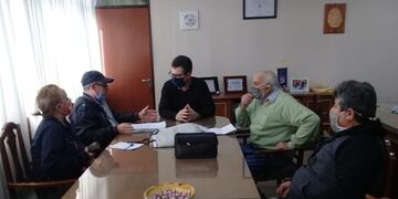 Amigos de la Vida y el presidente del Concejo, Germán Bottero