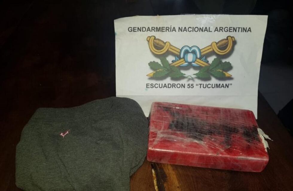 Detuvieron a un hombre que escondía cocaína en un colectivo