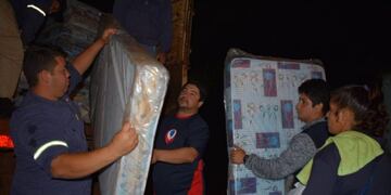 Imagen archivo\u002E Empleados municipales entregan colchones a las familias afectadas\u002E