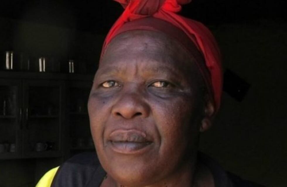 Apuñaló a los tres hombres que estaban violando a su hija